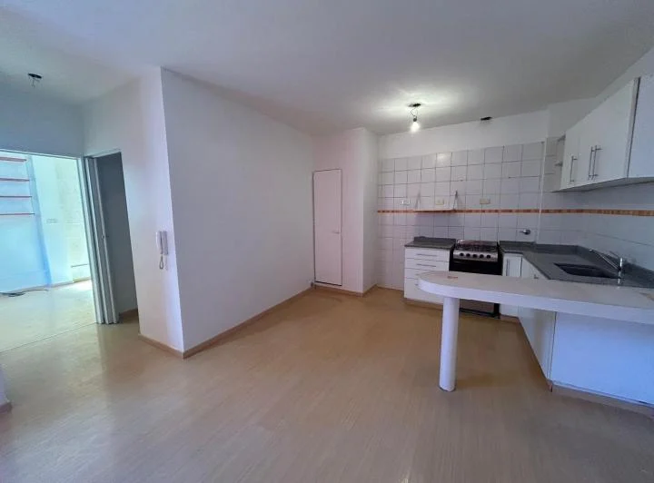2 AMBIENTES 1º PISO X ESCALERA.TERRAZA PROPIA  5X4 PARRILLA 5