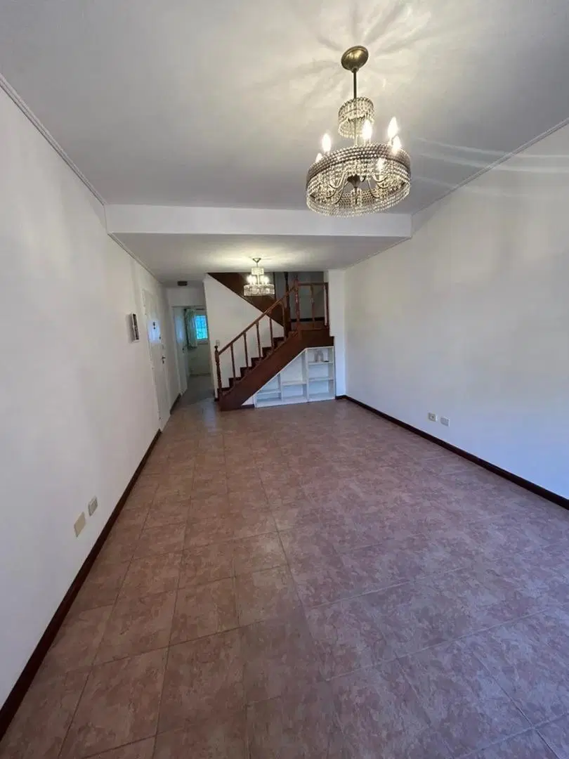 TRIPLEX 151 M2. 3 PLANTAS . 3 BAÑOS . COCHERA 4.9 X 2.5 5