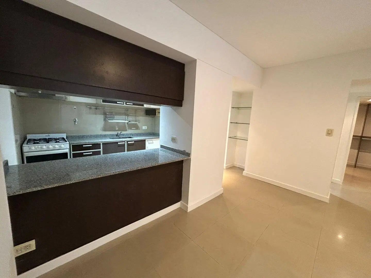 3 AMBIENTES 2 BAÑOS COMPLETOS. PATIO 8 X 4 CON PARRILLA 5