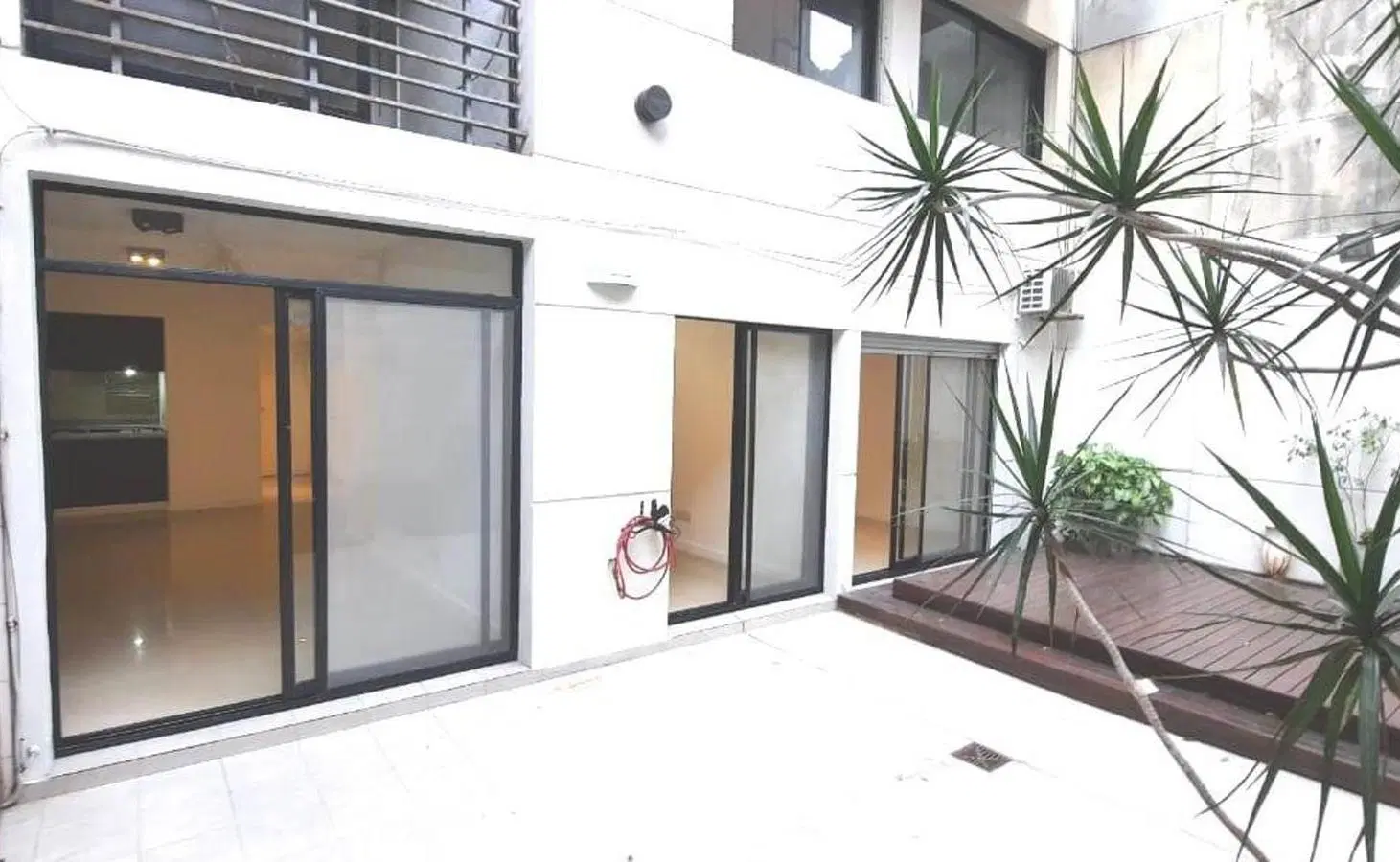 3 AMBIENTES 2 BAÑOS COMPLETOS. PATIO 8 X 4 CON PARRILLA 5