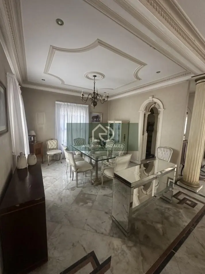 Casa de categoria 7 ambientes con pileta, quincho y departamento independiente - Lote 600 m² - Villa 4