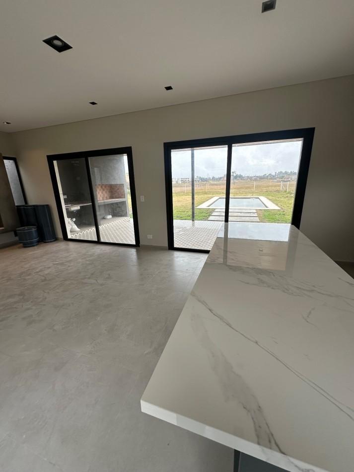 Foto de Venta casa 4 ambientes barrio cerrado lujan, imagen 2