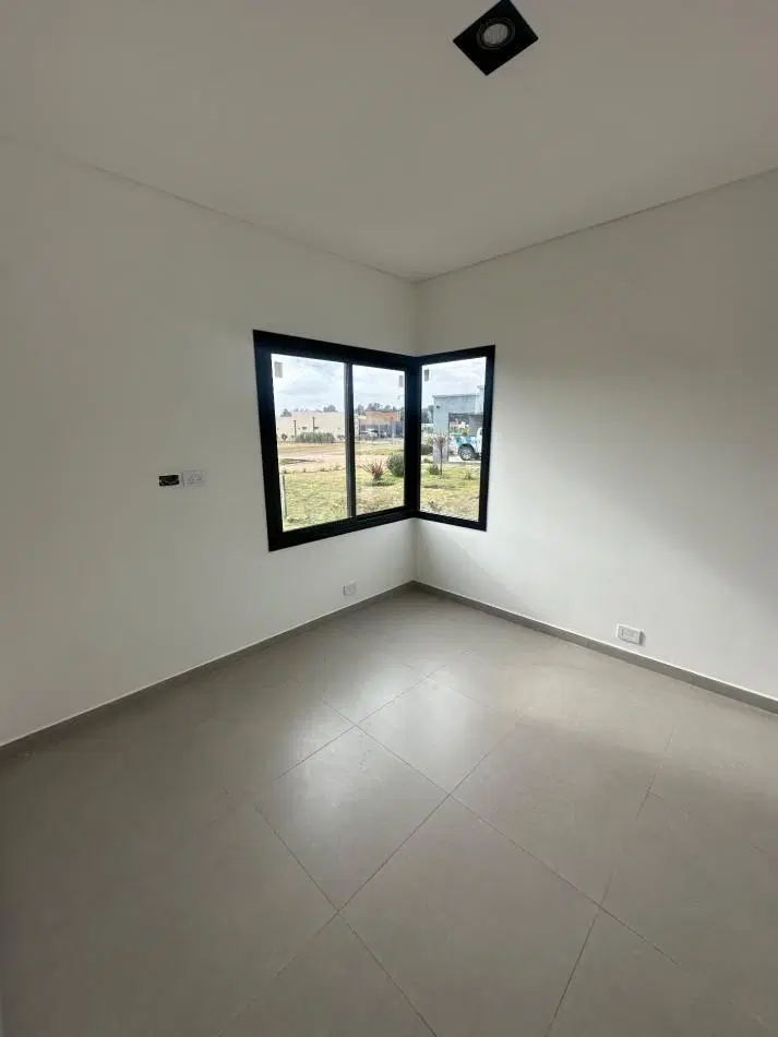Casa a estrenar 4 ambientes en barrio los juncos. 4