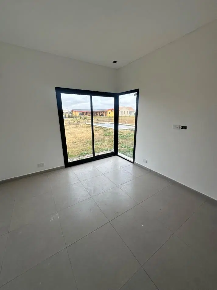 Casa a estrenar 4 ambientes en barrio los juncos. 5