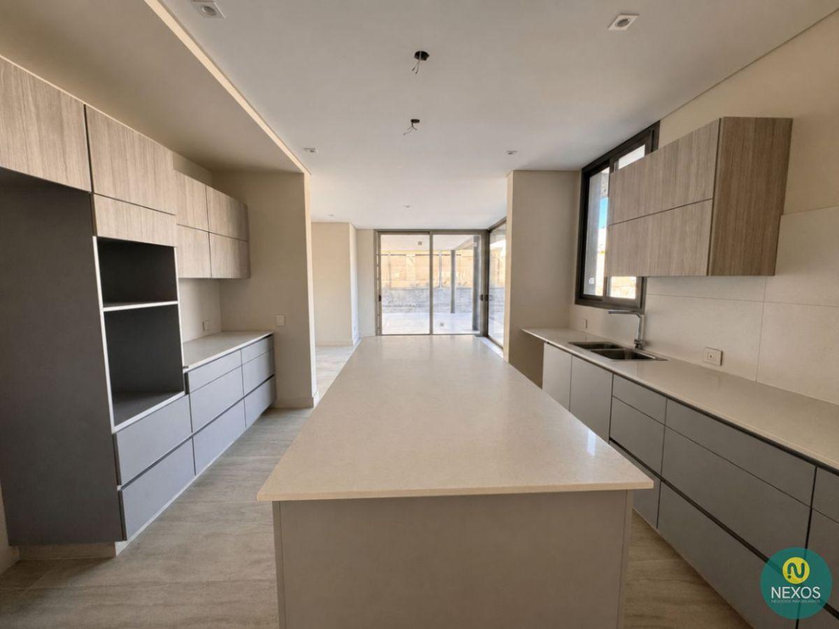 Foto de Venta de Espectacular Casa a Estrenar en B° Mendoza Norte Country Club, imagen 4