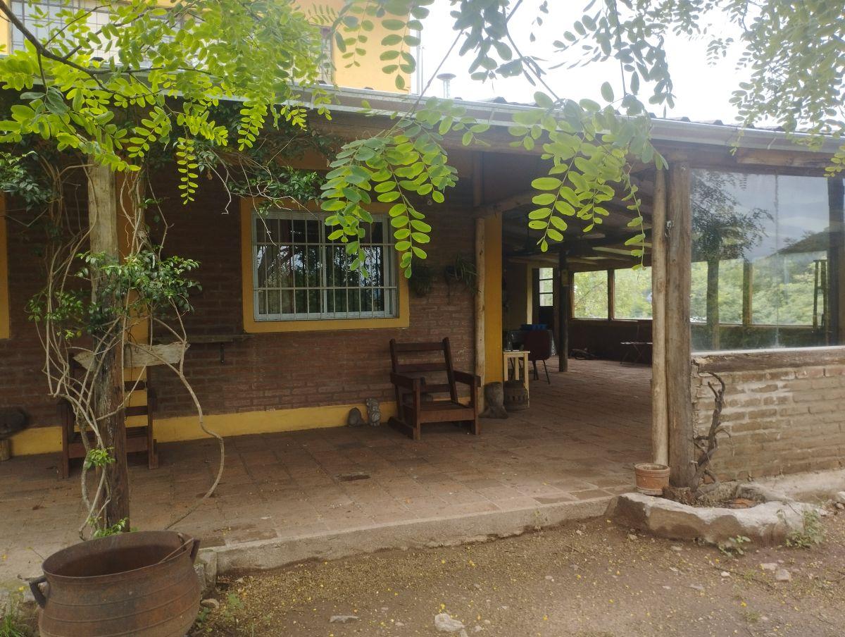 Casa con 860 m² y 3 dormitorios en venta en UNQUILLO