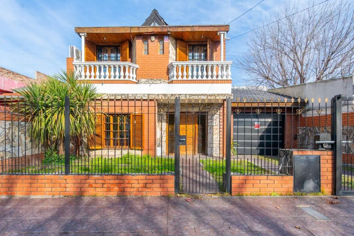 Casa en venta de 3 dormitorios c/ cochera en Isidro Casanova 3