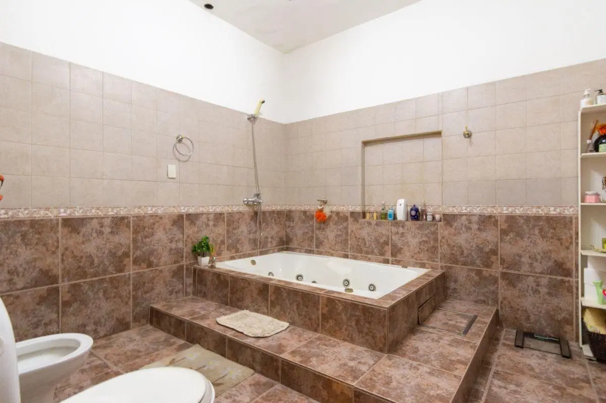 Casa en venta de 3 dormitorios c/ cochera en Isidro Casanova 8