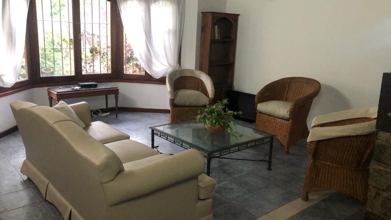 Casa en Alquiler Temporario en Pinamar para 8 personas con amplio parque.
