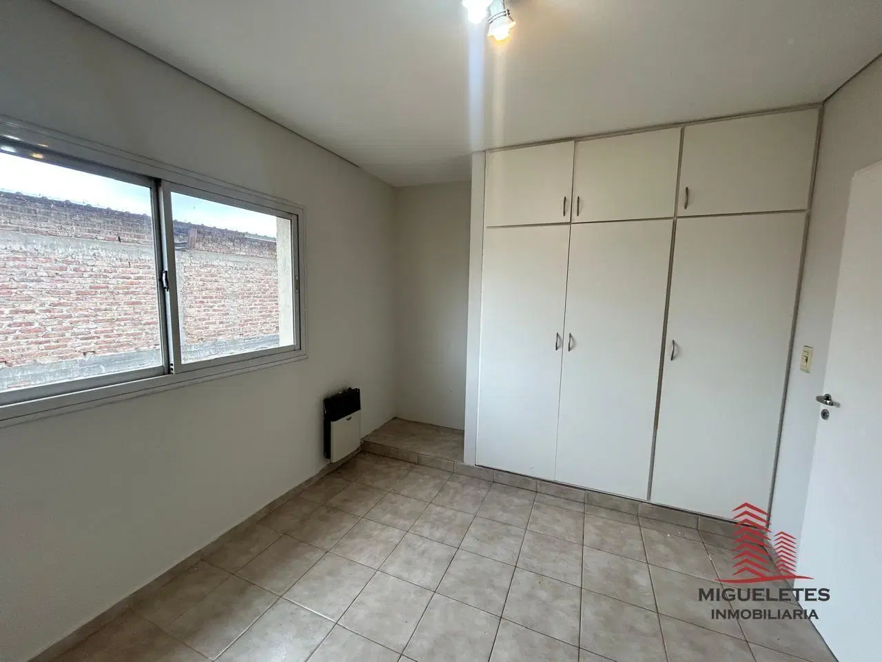 Duplex 2 habitaciones excelente ubicacion PLOTTIER 3