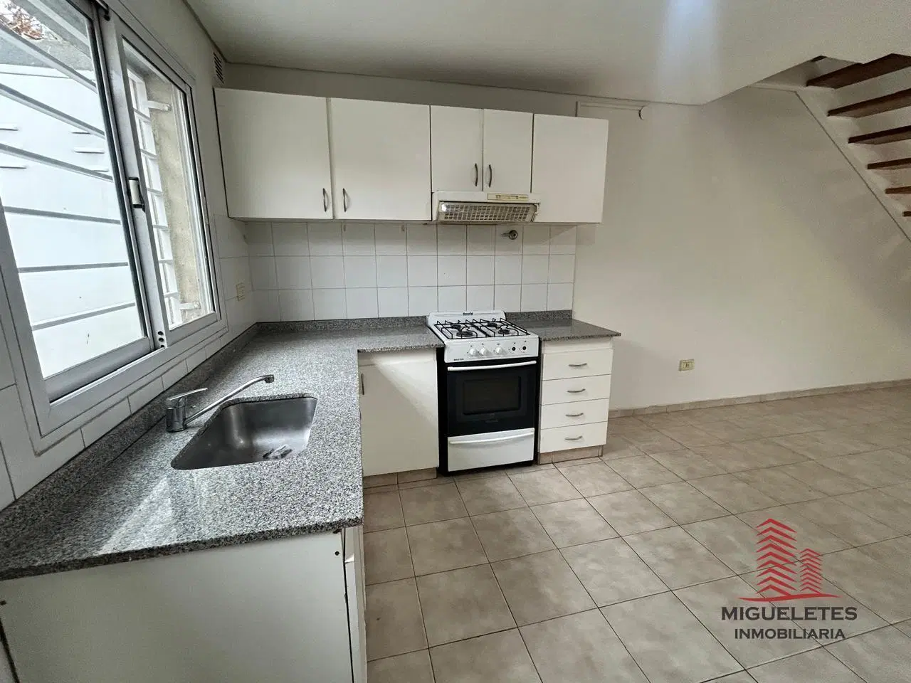 Duplex 2 habitaciones excelente ubicacion PLOTTIER 4