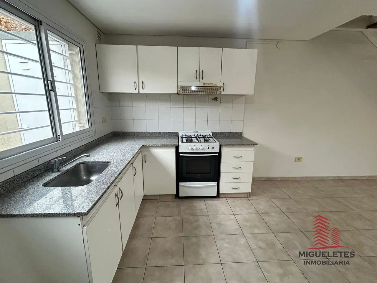 Duplex 2 habitaciones excelente ubicacion PLOTTIER 2