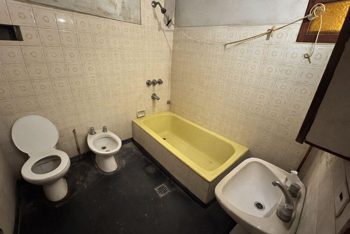 CASA 5 AMBIENTES EN VENTA LOS HORNOS A REFACCIONAR