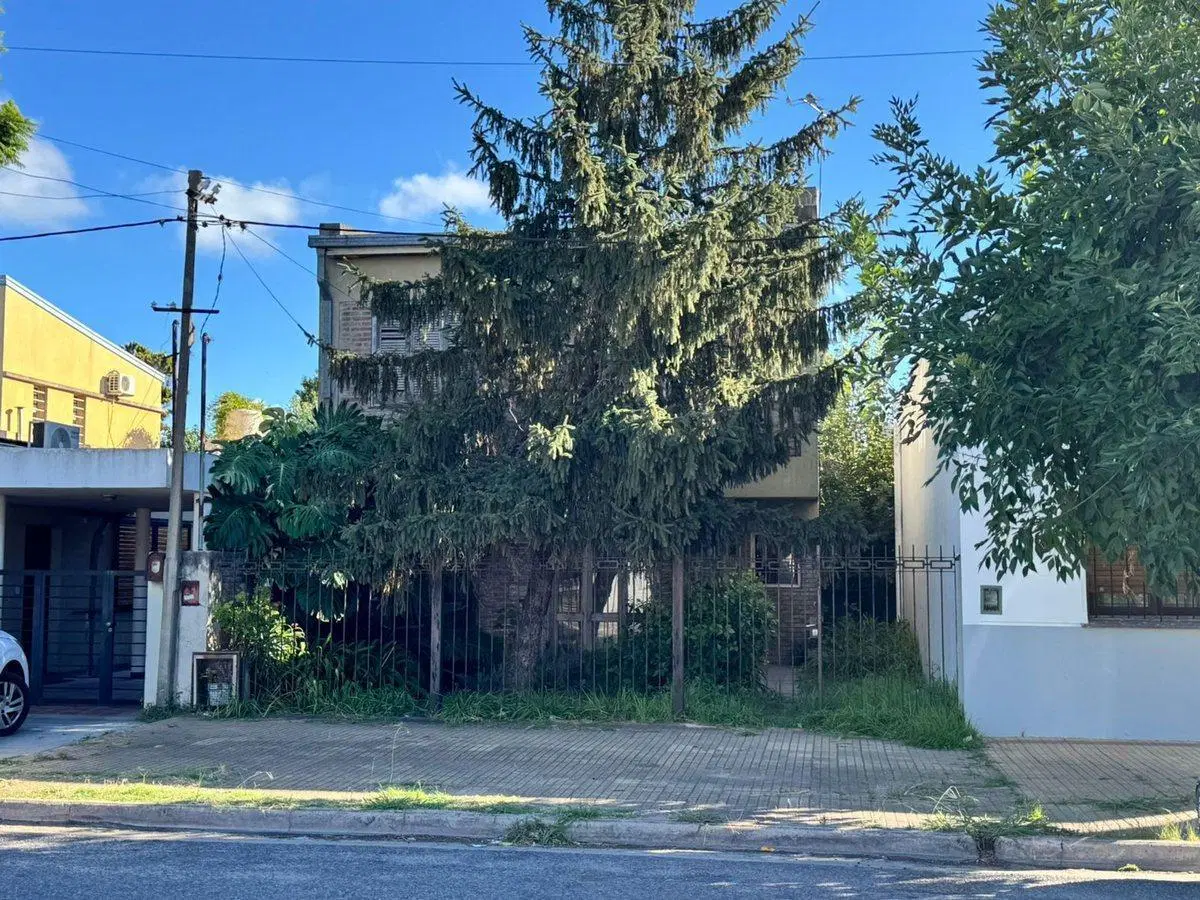 CASA 5 AMBIENTES EN VENTA LOS HORNOS A REFACCIONAR 4