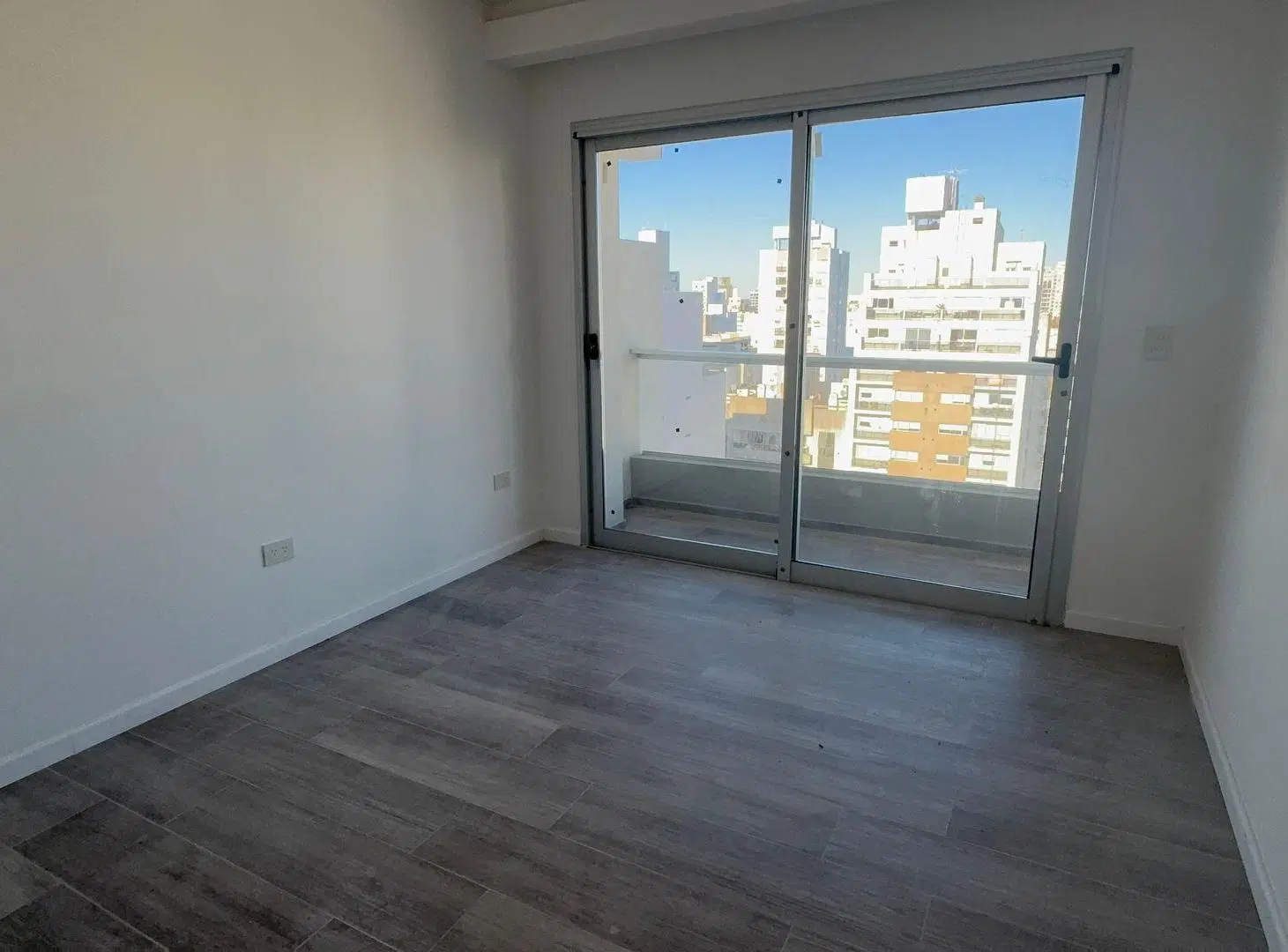 PISO DE CATEGORIA EN VENTA 2 DORMITORIOS Y COCHERA 3