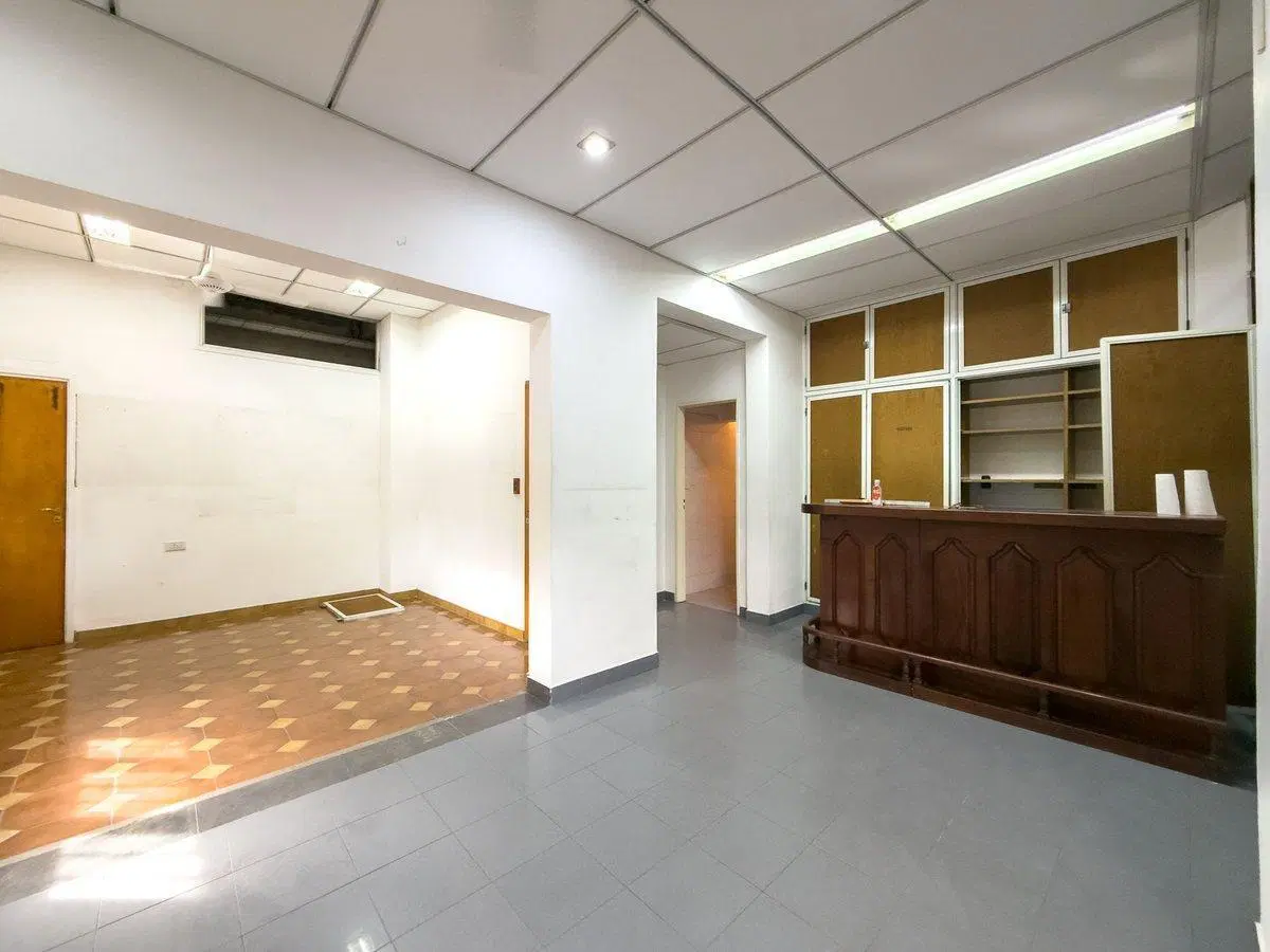 VENTA DE LOCAL COMERCIAL /OFICINAS EN LA PLATA 5