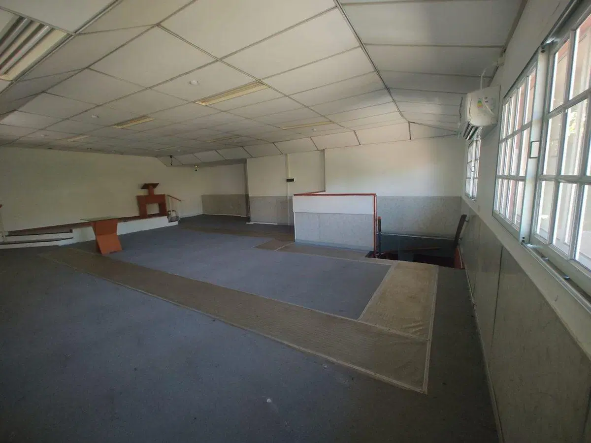 VENTA DE LOCAL COMERCIAL /OFICINAS EN LA PLATA 5