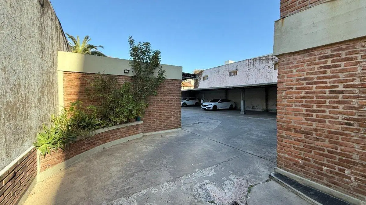 Cochera en venta en La Plata portón automatizado 3
