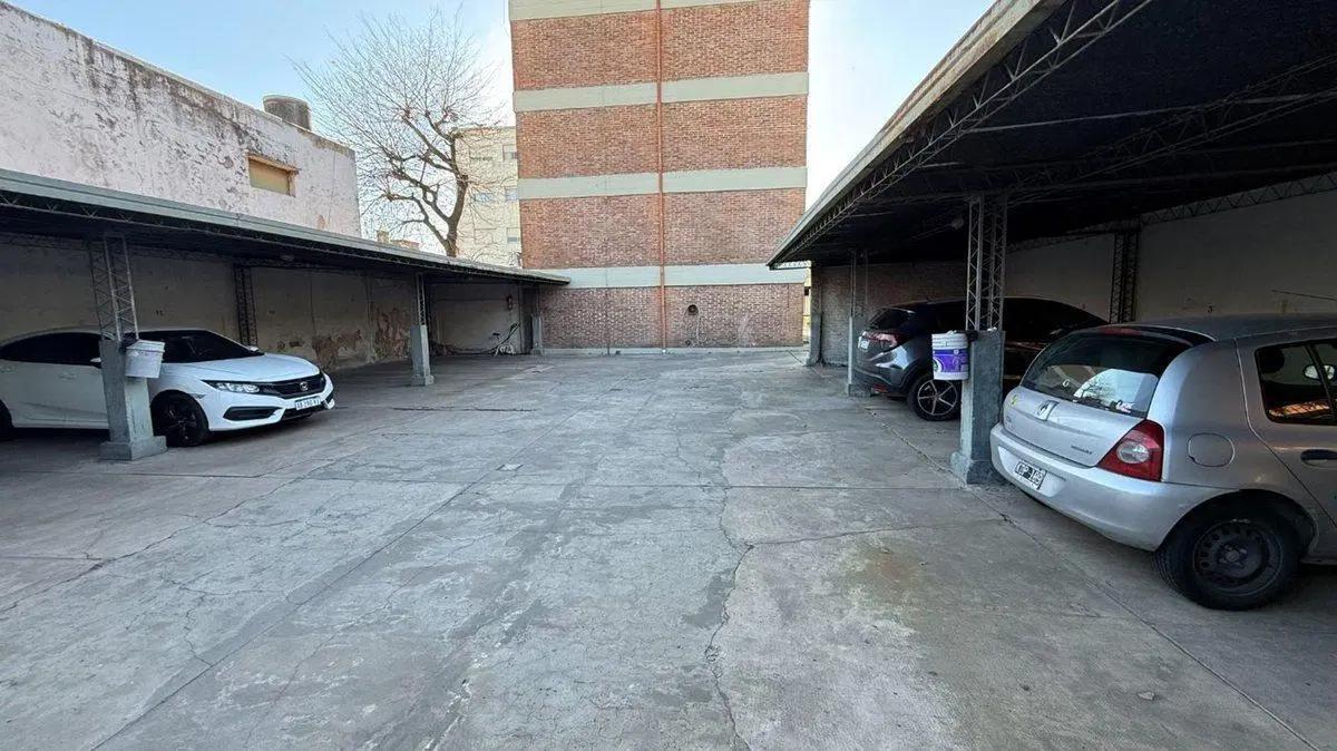 Cochera en venta en La Plata portón automatizado 4