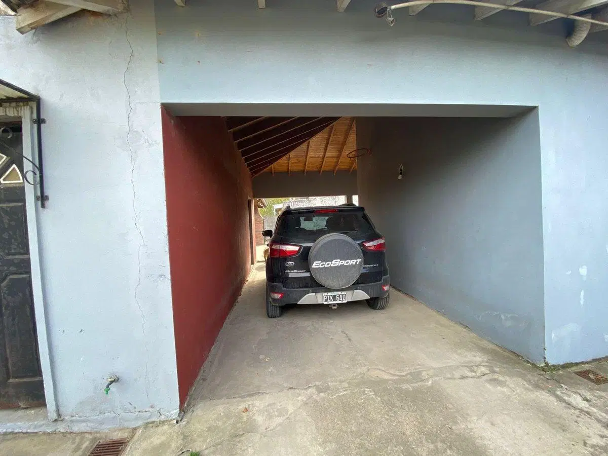 CASA 4 AMBIENTES EN VENTA CON LOCAL EN  BERISSO 4