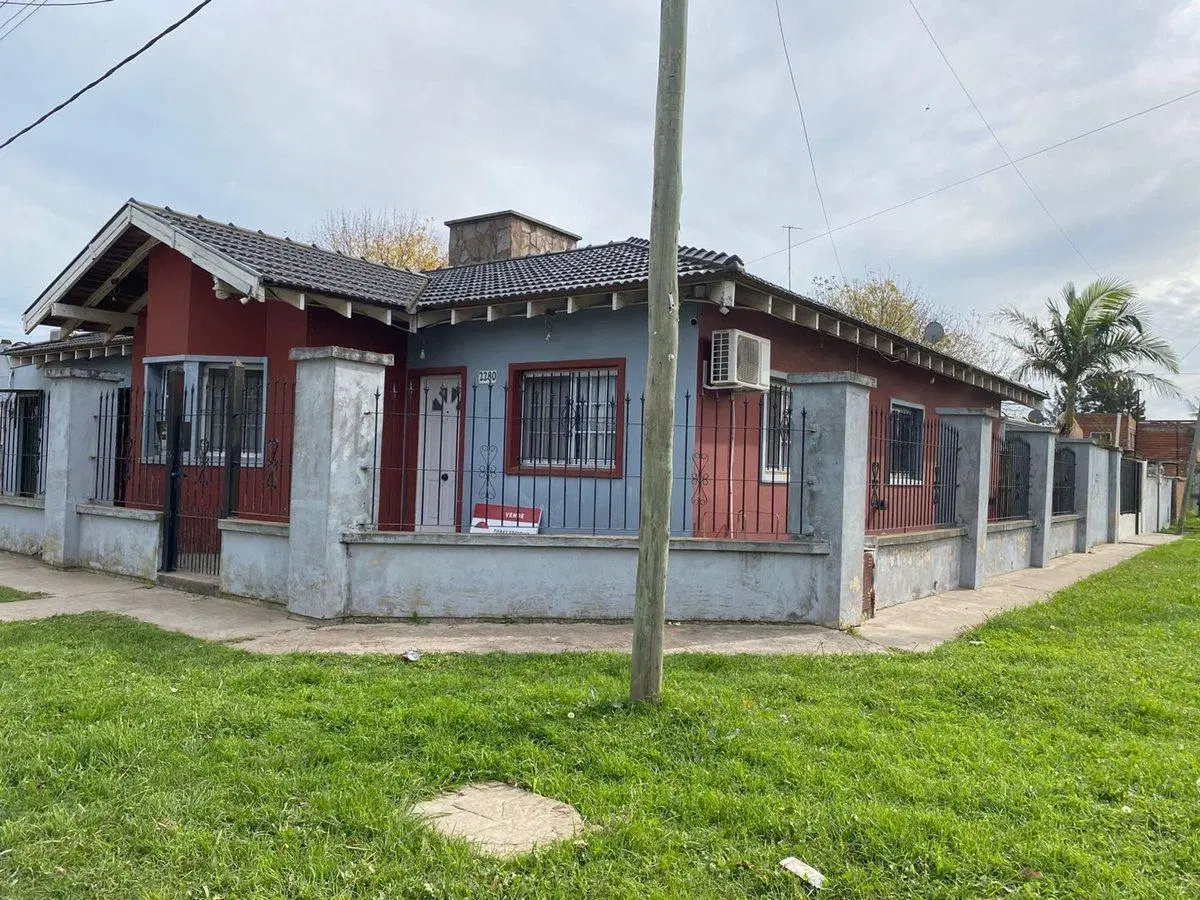 CASA 4 AMBIENTES EN VENTA CON LOCAL EN  BERISSO 2
