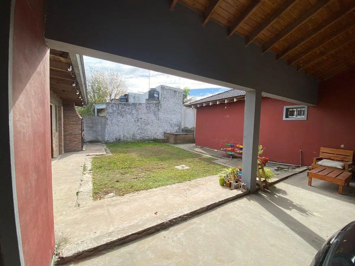 CASA 4 AMBIENTES EN VENTA CON LOCAL EN  BERISSO 3