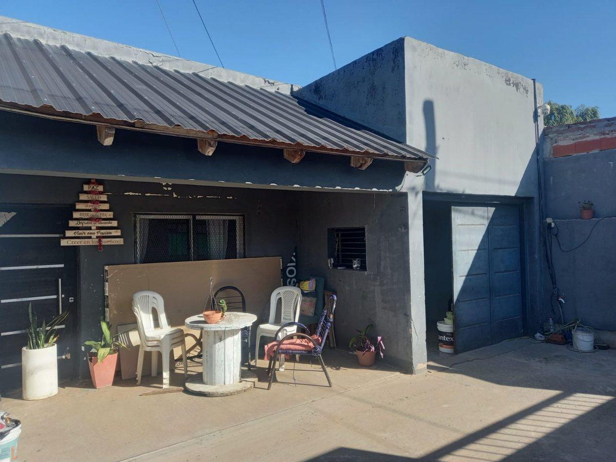 Casa 3 ambientes en venta en Los Hornos con jardín