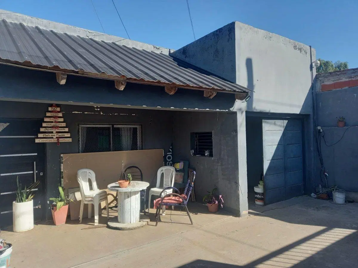 Casa 3 ambientes en venta en Los Hornos con jardín 3