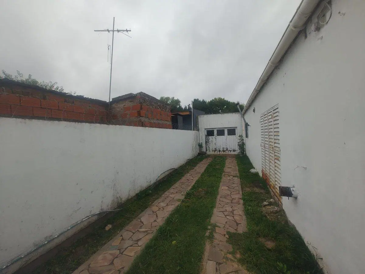 CASA  EN VENTA A REFACCIONAR  EN LA PLATA 5