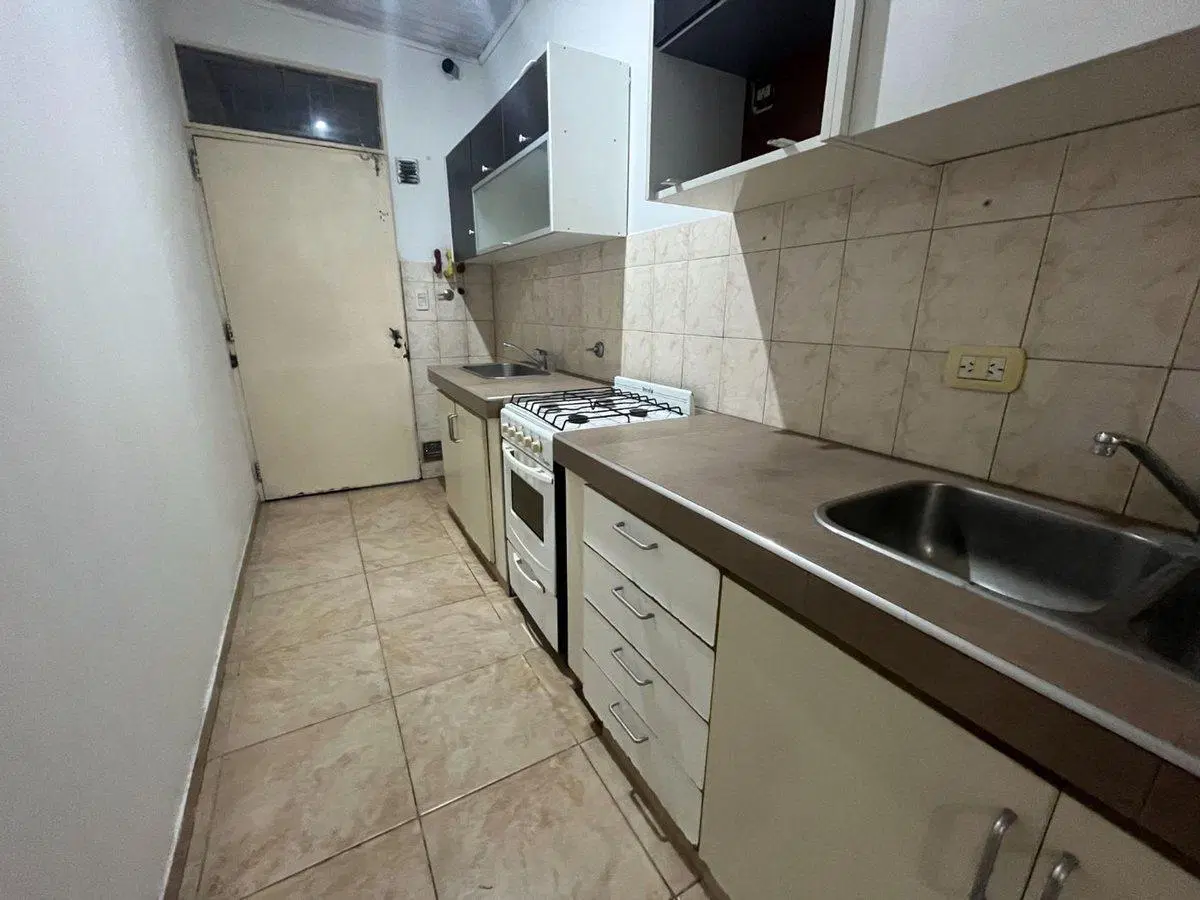 CASA 3 AMBIENTES EN ALQUILER EN LOS HORNOS COCHERA 4