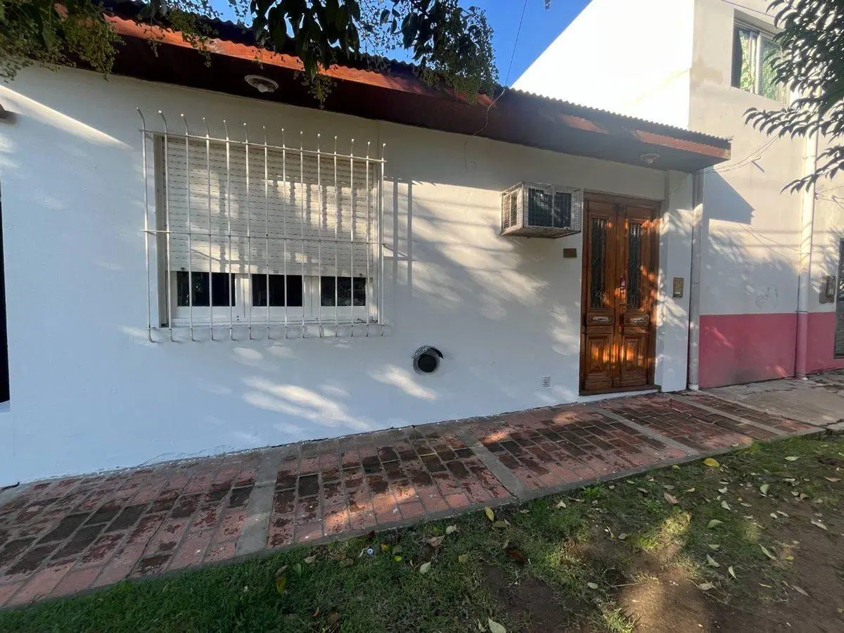 CASA 3 AMBIENTES EN ALQUILER EN LOS HORNOS COCHERA 2