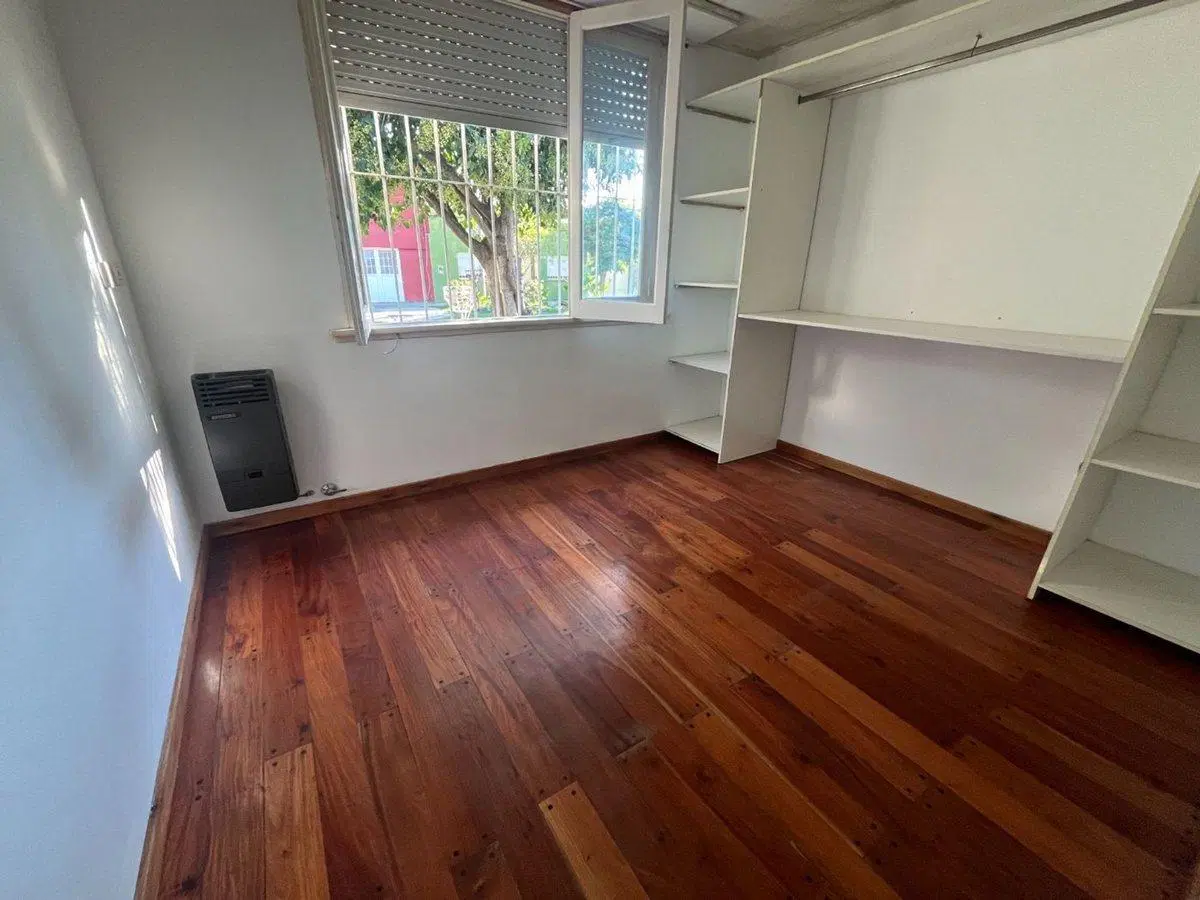 CASA 3 AMBIENTES EN ALQUILER EN LOS HORNOS COCHERA 3