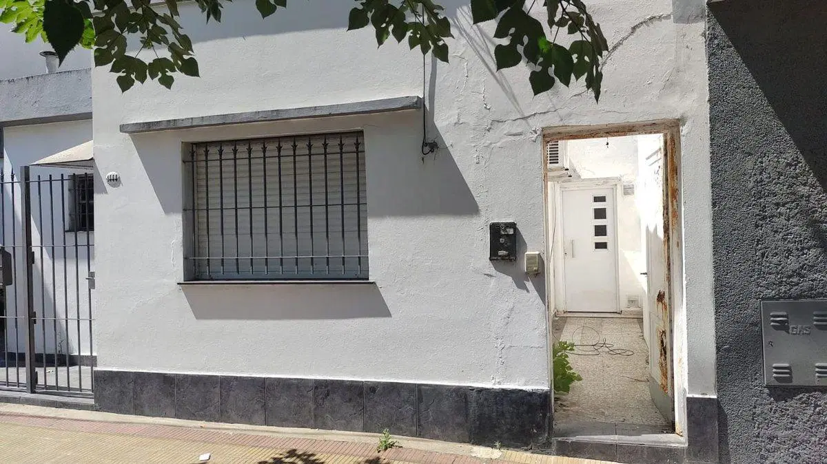 Casa 2 ambientes en venta en Los Hornos con dpto 3
