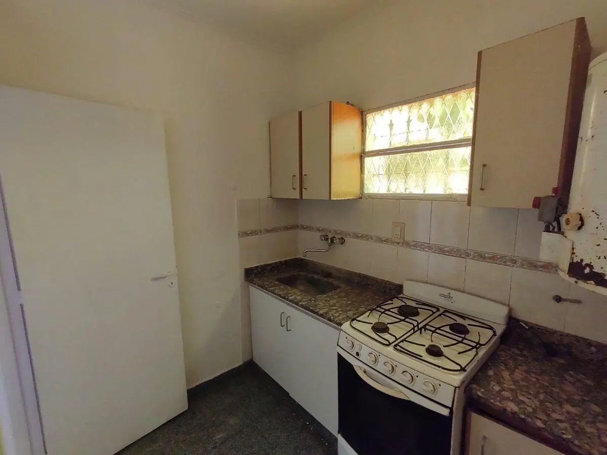 Casa 2 ambientes en venta en Los Hornos con dpto 2