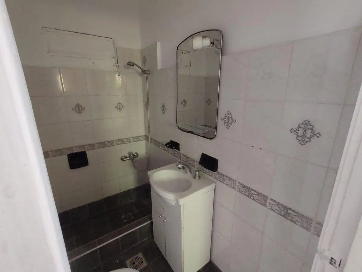 Casa 2 ambientes en venta en Los Hornos con dpto 5