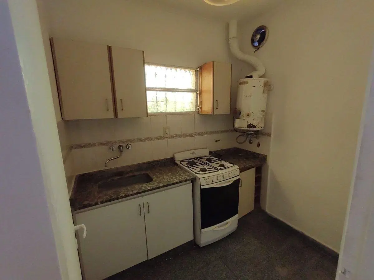 Casa 2 ambientes en venta en Los Hornos con dpto 5