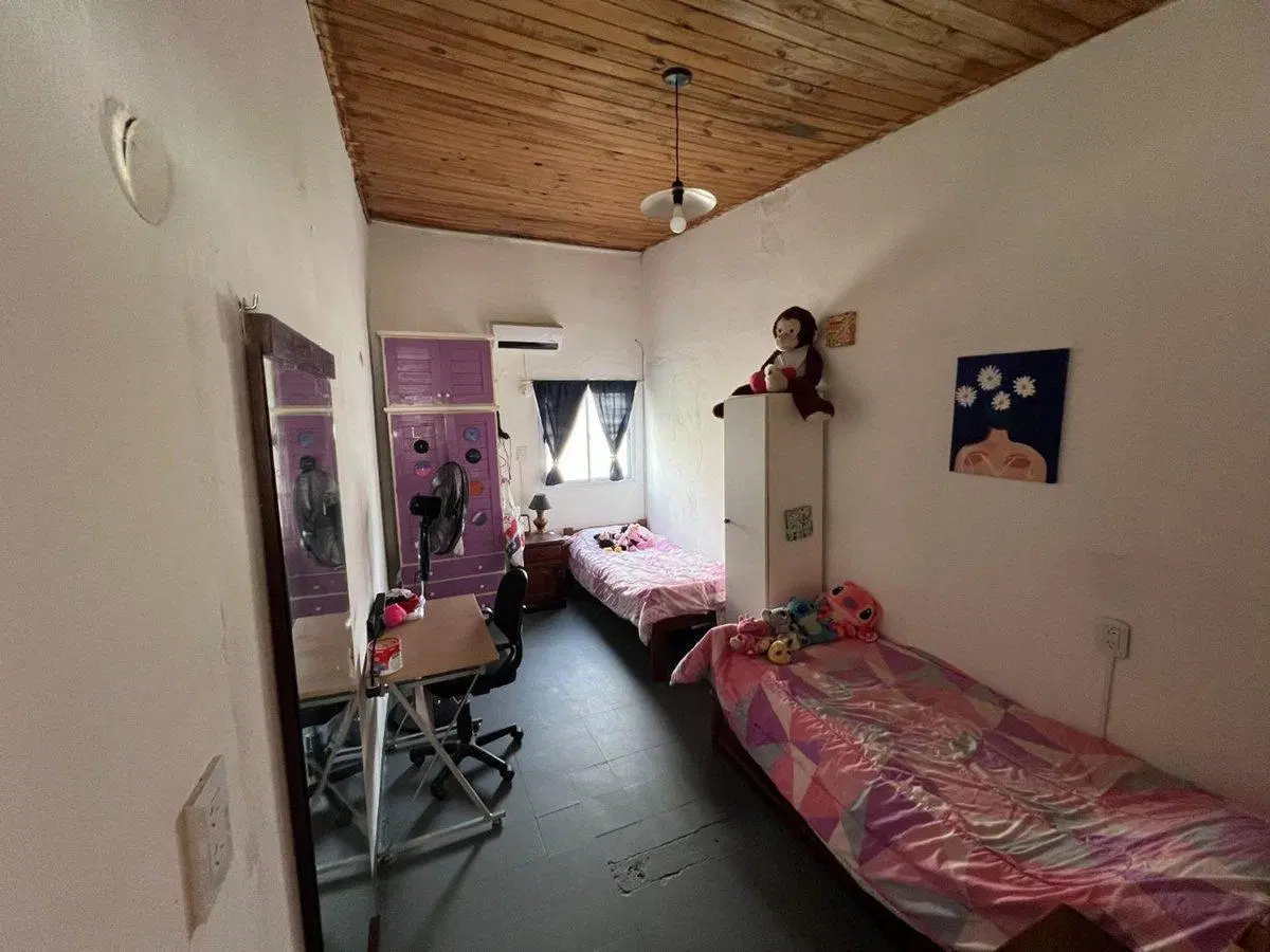 Casa 3 ambientes  Venta Los Hornos Jardín Cochera 3