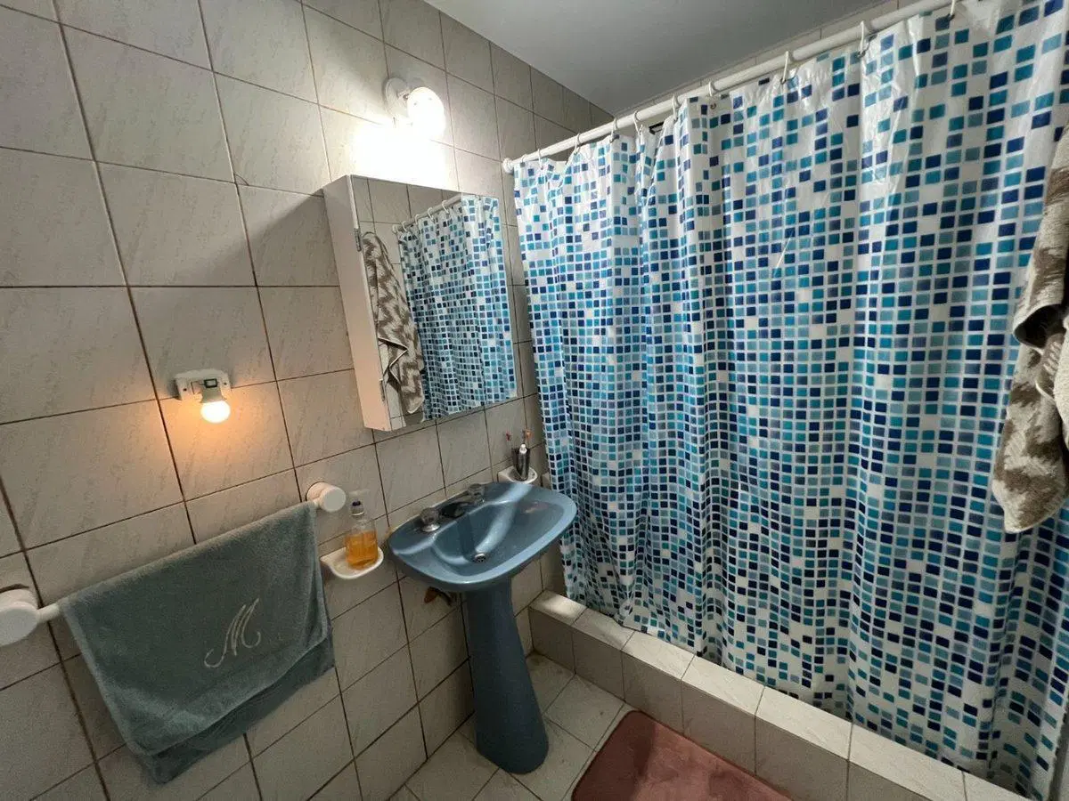Casa 3 ambientes  Venta Los Hornos Jardín Cochera 2