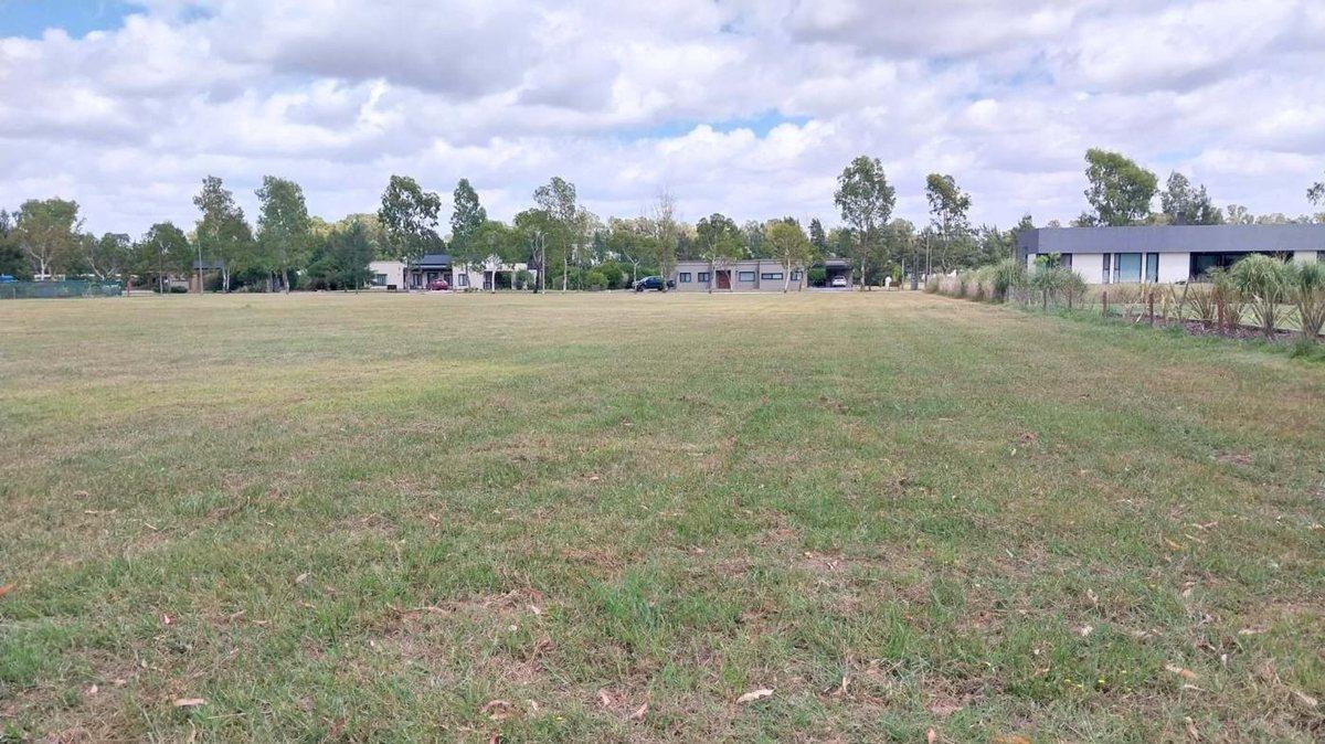 Venta de lote en Country Campos de Roca II,