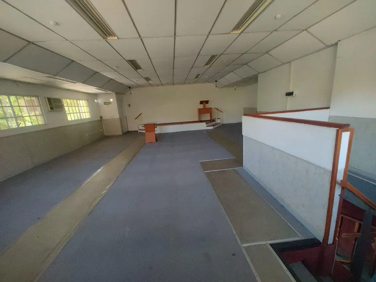 VENTA DE LOCAL COMERCIAL /OFICINAS EN LA PLATA 8