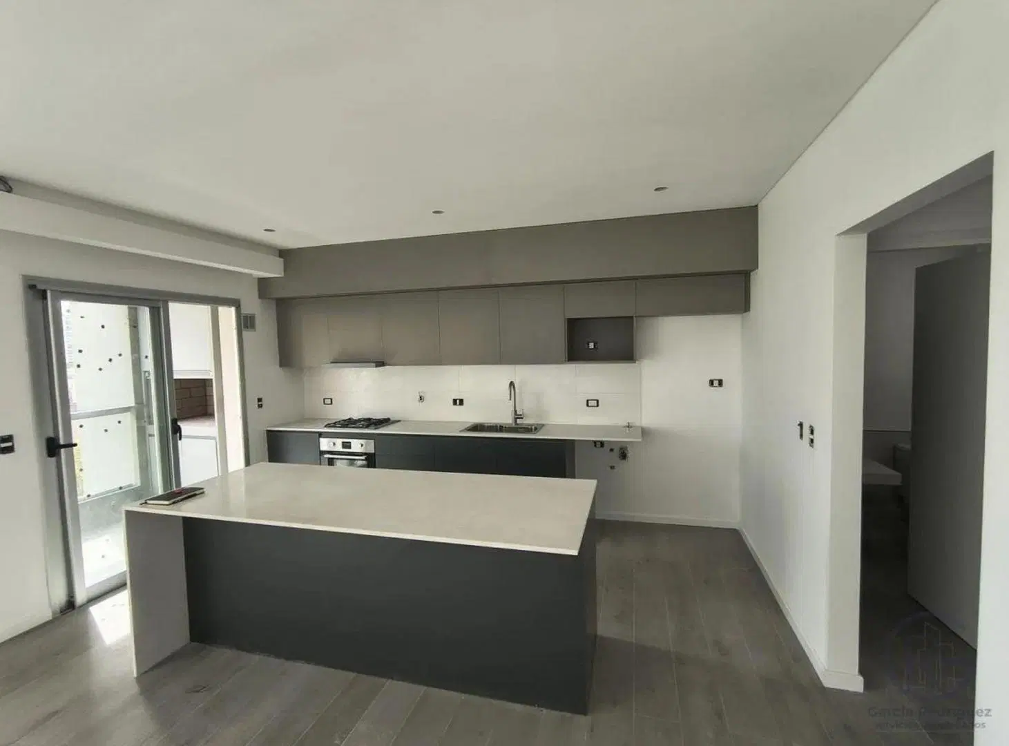 PISO DE CATEGORIA EN VENTA 2 DORMITORIOS Y COCHERA 2