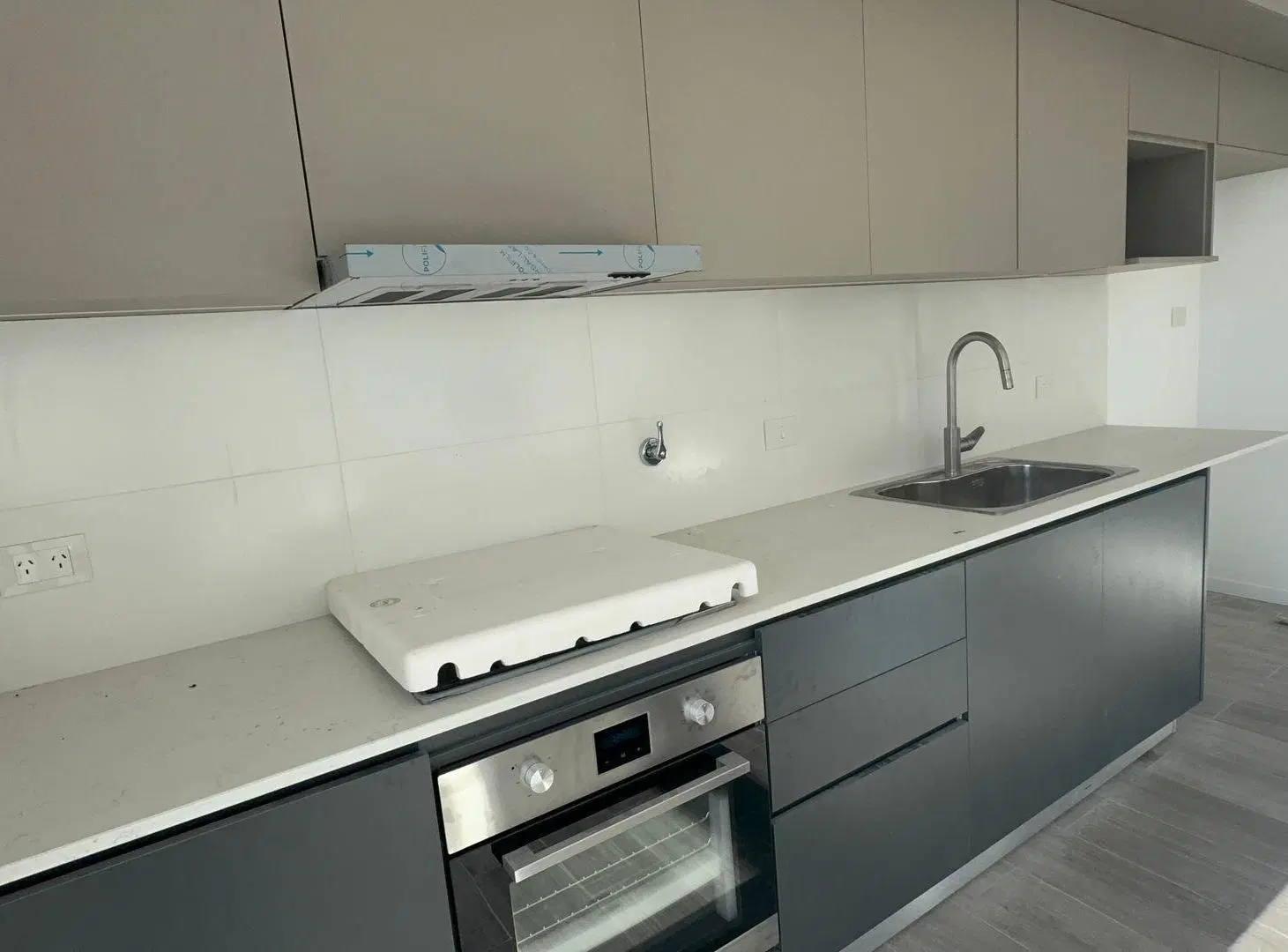 PISO DE CATEGORIA EN VENTA 2 DORMITORIOS Y COCHERA 3
