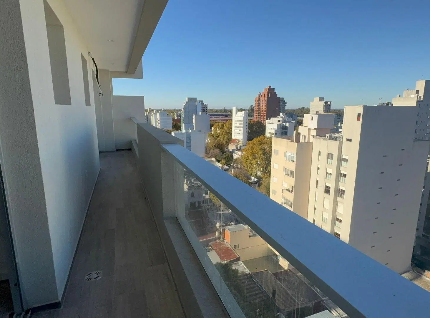 PISO DE CATEGORIA EN VENTA 2 DORMITORIOS Y COCHERA 4