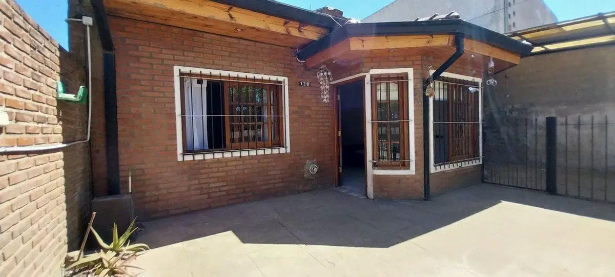 Casa 3 ambientes en venta Villa Elvira, cochera. 2