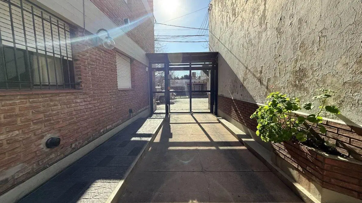 Cochera en venta en La Plata portón automatizado 2