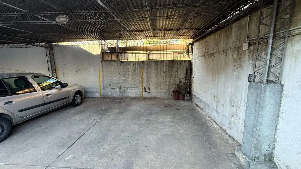 Cochera en venta en La Plata portón automatizado 8