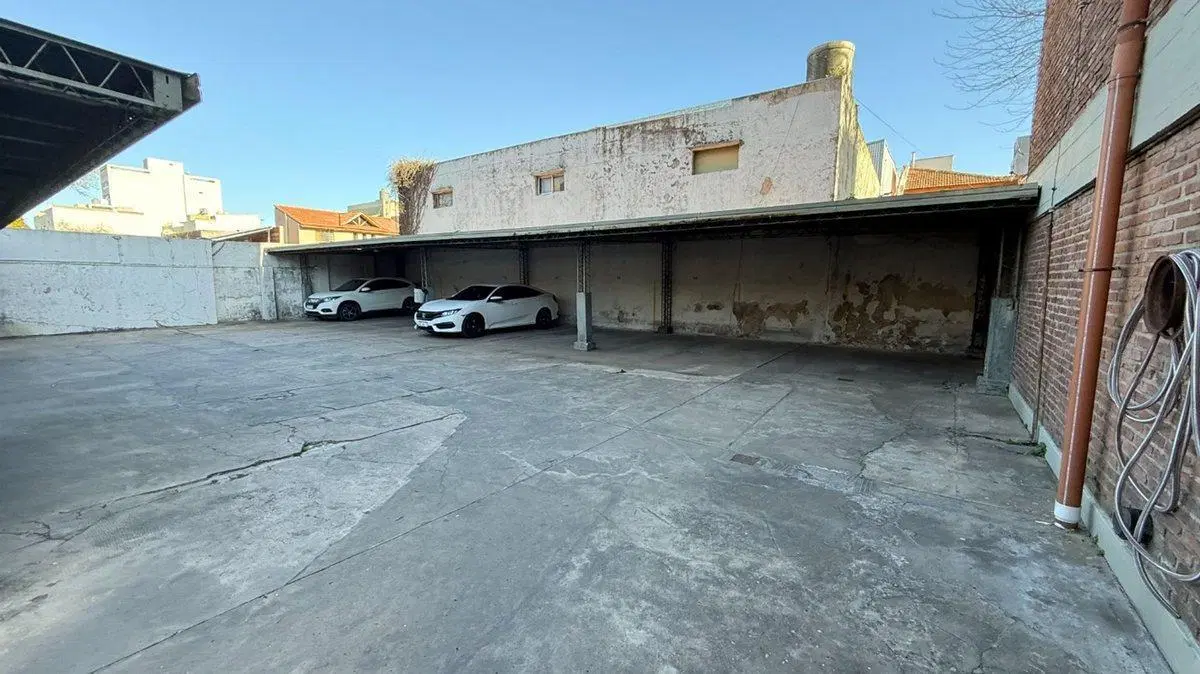 Cochera en venta en La Plata portón automatizado 3