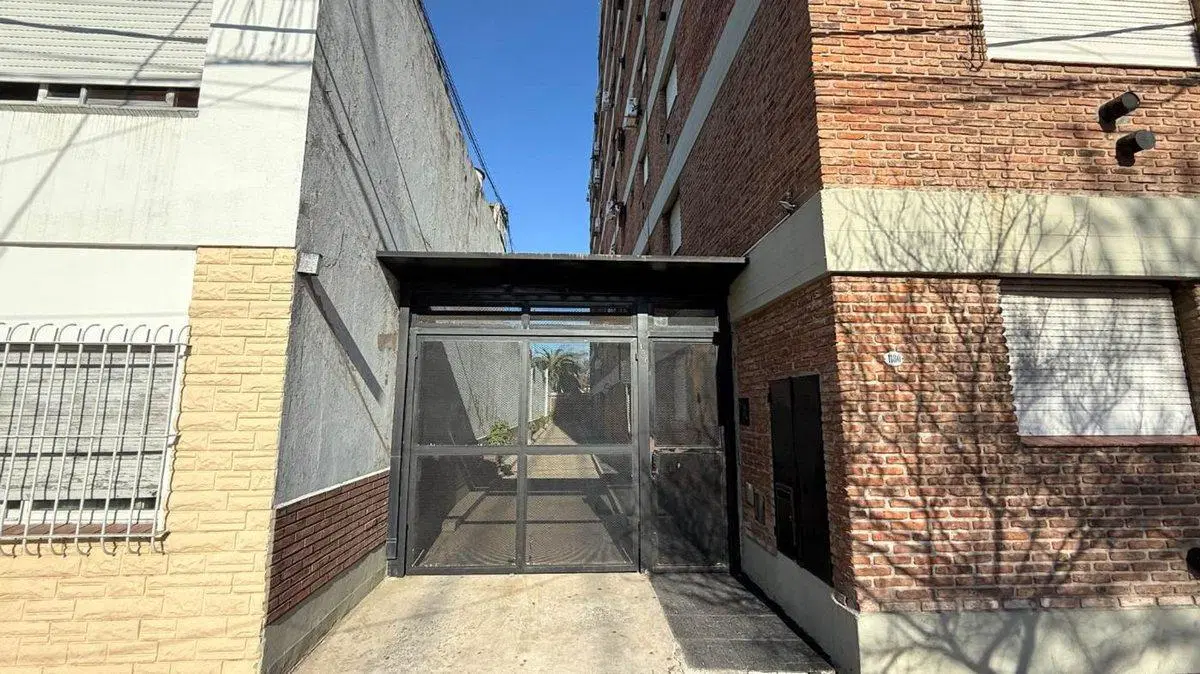 Cochera en venta en La Plata portón automatizado 4