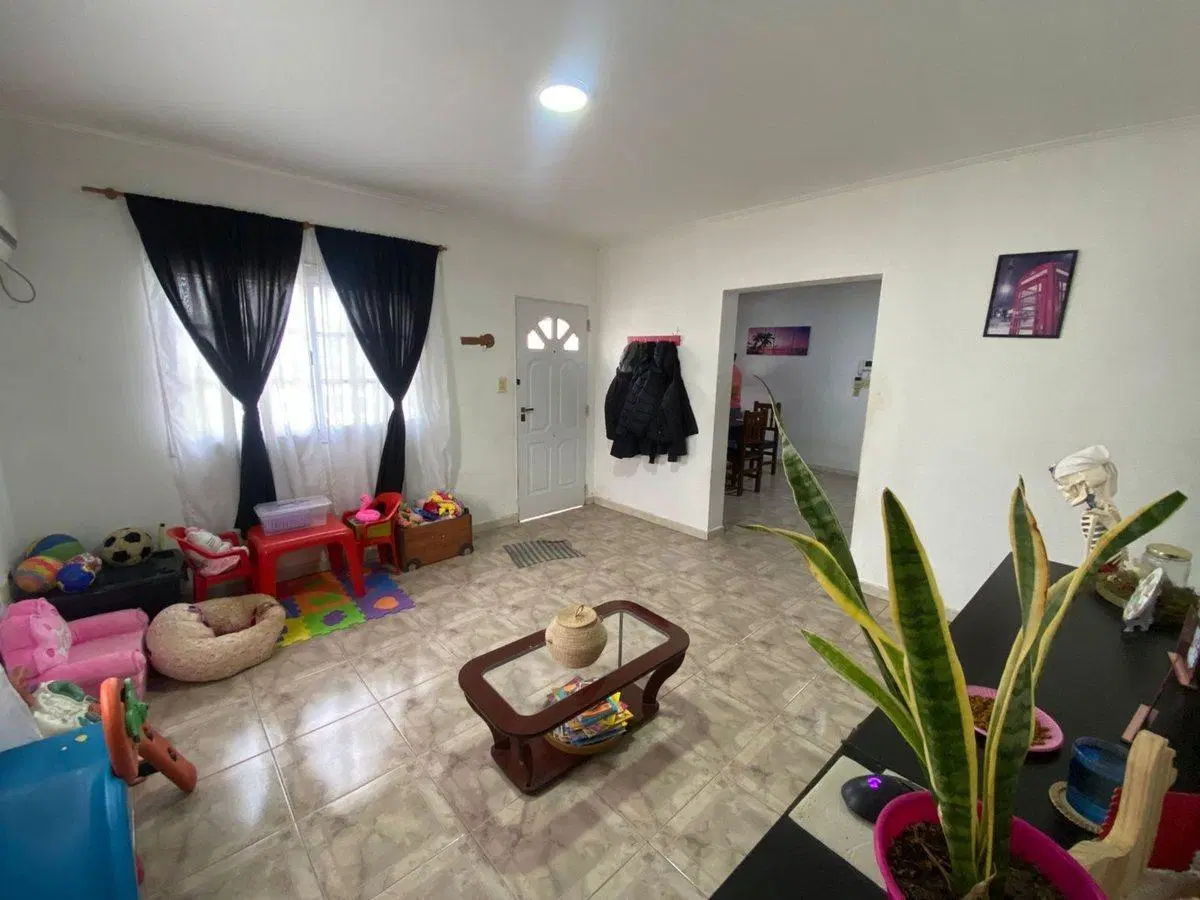 CASA 4 AMBIENTES EN VENTA CON LOCAL EN  BERISSO 2