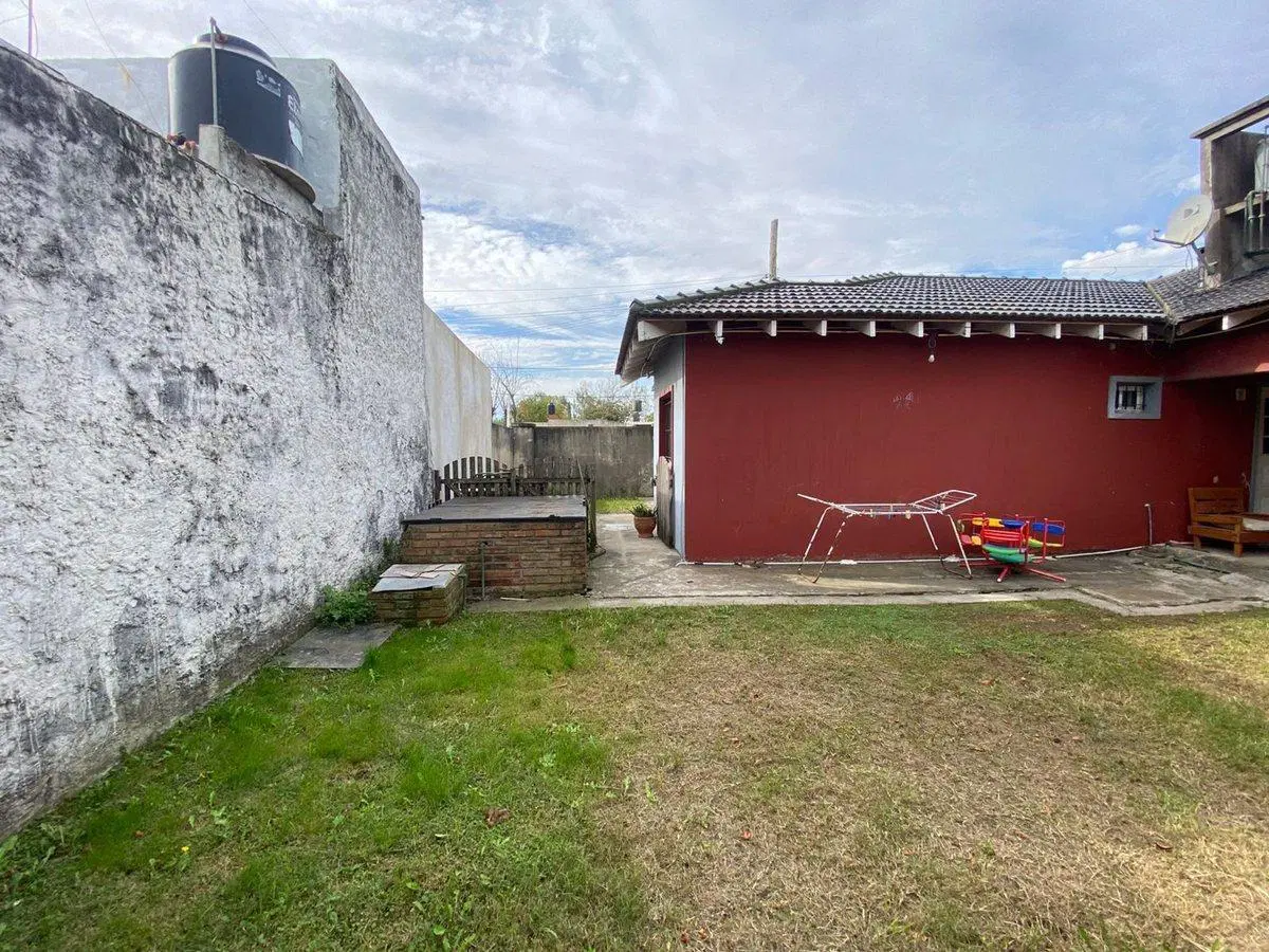 CASA 4 AMBIENTES EN VENTA CON LOCAL EN  BERISSO 5